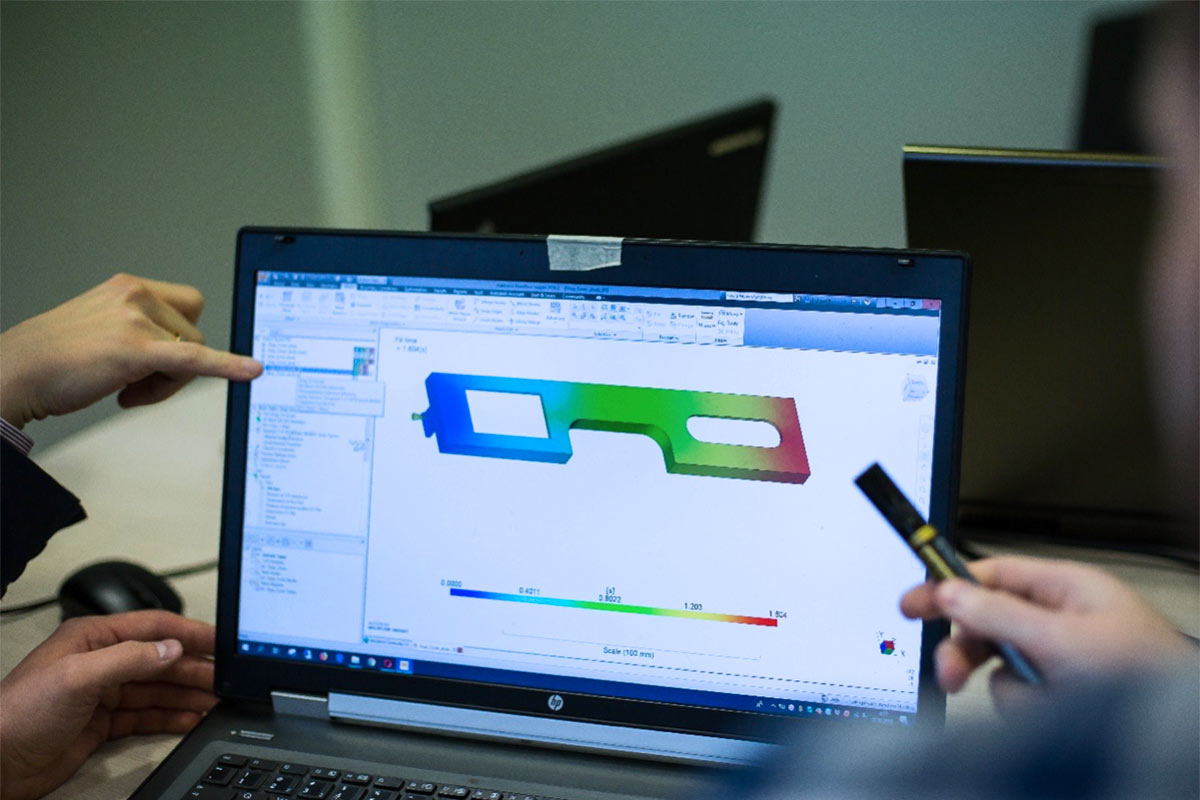 Se crea la simulación por ordenador de moldeo por inyección - Mold Flow - que permite evaluar las posibilidades técnicas de fabricación de un producto.