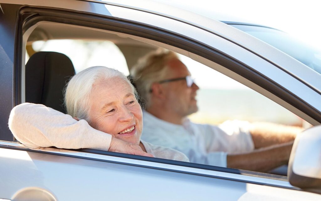 ¿Cómo se debe equipar un automóvil para una persona mayor?