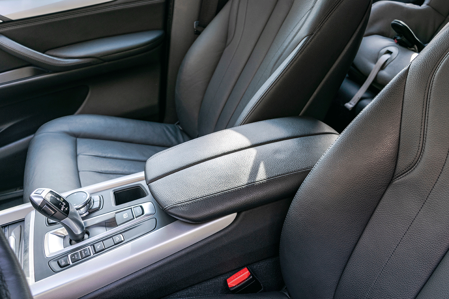 Multi-function armrests have many different functions in modern cars