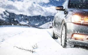 Samochód elektryczny i spalinowy w zimowych warunkach – na co zwrócić uwagę?