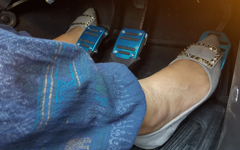 How to properly use the car clutch and footrest?
