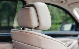 Appuis-tête actifs pour voiture - qu'est-ce que c'est et comment ça marche ?