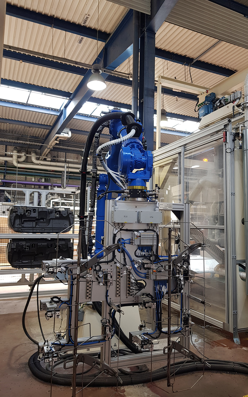 Smart Factory - Roboter in einer Fabrik in Mszczonów (Polen).